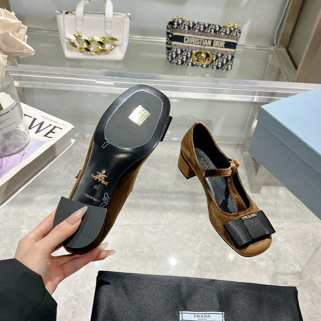 👟👟Ex-factory price 540👟👟 Prada 25ss early spring new model 🌟 Recommended by major bloggers in Xiaohongshu, showing classic charm. Injection-molded leather outsole, imported mixed-breed sheep lining. These velvet-textured pumps combine elegance with modern sophistication, and the delicate bow adds a romantic touch. The upper is decorated with grosgrain bow and metal buckle. Metal letter logo. Decorated with metal letter logo. Velvet texture covered heel with height 4.5cm. Size: 35 to 40 (41 is custom-made and cannot be returned or exchanged)